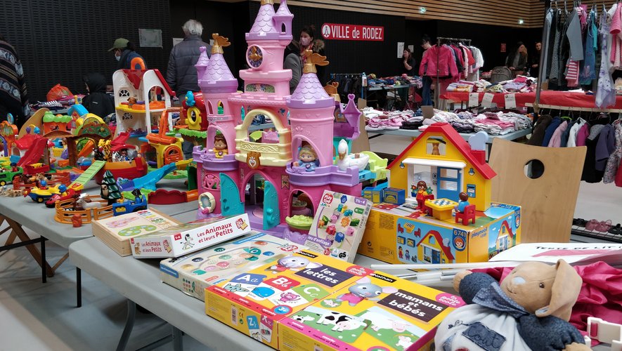 Les jouets et les vêtements pour tous les âges occupent la salle des fêtes de Rodez.