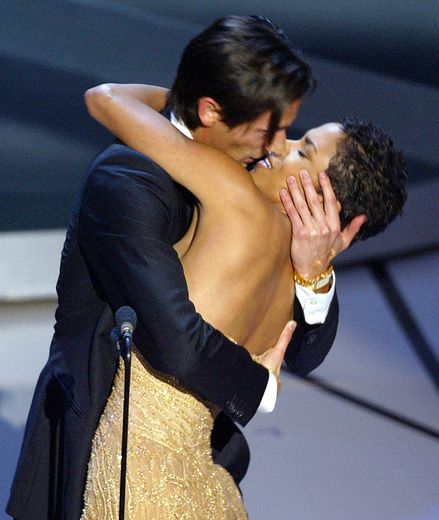 Les acteurs se laissent souvent déborder par leurs émotions lorsqu'ils reçoivent un Oscar mais en 2003, Adrien Brody est certainement allé trop loin.