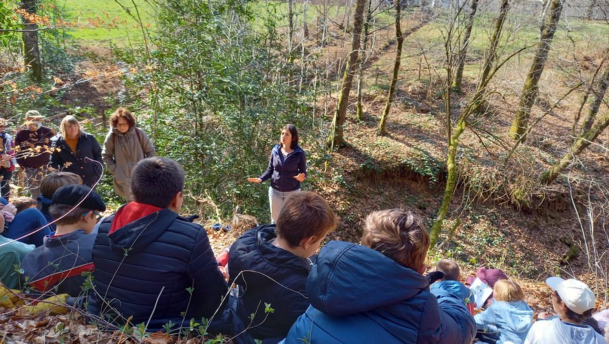Romain Ribeire, chargé de mission ci-dessus avec Geneviève Gasq-Barrès, maire de Condom-d’Aubrac et président de l’association des collectivités forestières de l’Aveyron. En amont du séminaire, le parc de l’Aubrac a organisé des actions avec les scolaires sur le thème "La forêt s’invite".