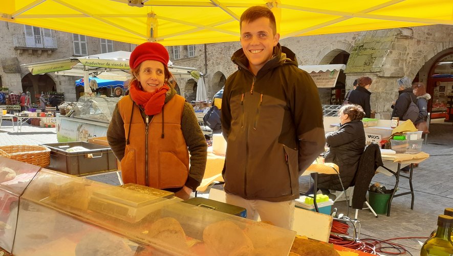 Marie Lagriffoul et son fils Gabin à l’étal du "Sol à l’homme", présent sur le marché depuis 14 ans
