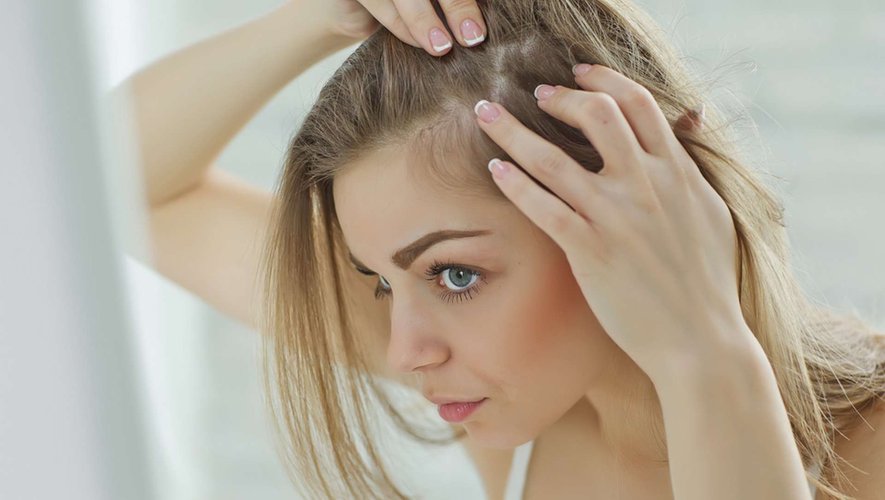Quels sont les facteurs responsables du blanchiment de la chevelure ?
