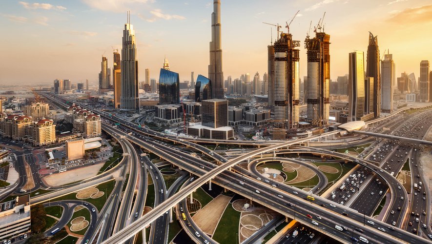 Conduire aux Émirats arabes unis (ici Dubaï) s'avère particulièrement stressant, les risques d'accident étant très importants.