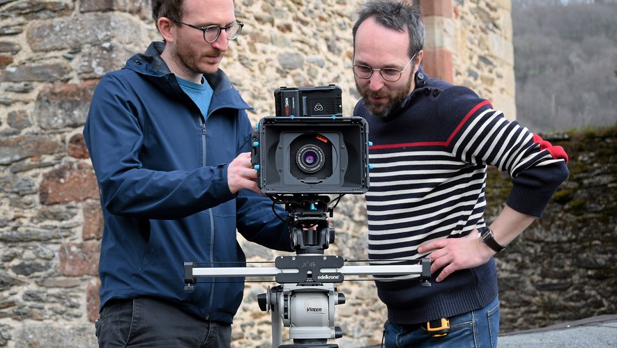 Antoine Planchot, chef opérateur,et Jean-Marie Montangerand,réalisateur documentariste,lors du tournage au château de Belcastel.