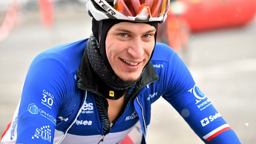 Axel Roudil-Cortinat, champion de France de VTT marathon, qui a dû s’arrêter lors du premier passage sur la ligne à cause d'un problème de roue.