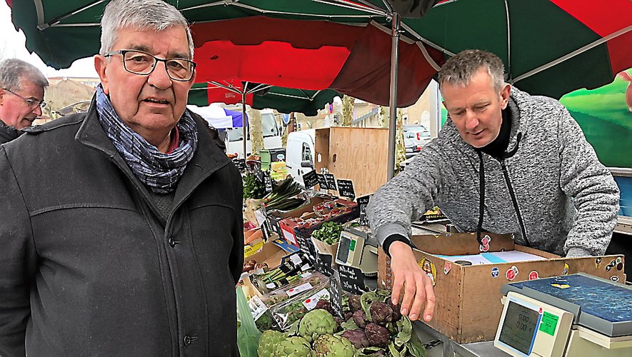 Jacques Andurand, conseiller municipal, délégué aux marchés, devant l’étal de fruits et légumes de Daniel Ville.