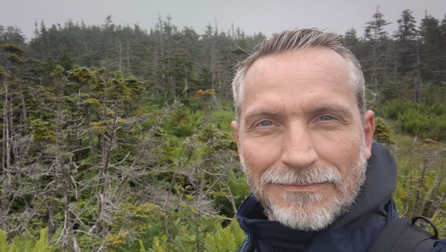 Olivier Norek en selfie dans la forêt boréale de Saint-Pierre, durant son immersion durant trois mois dans la vie quotidienne des Saint-Pierrais. 