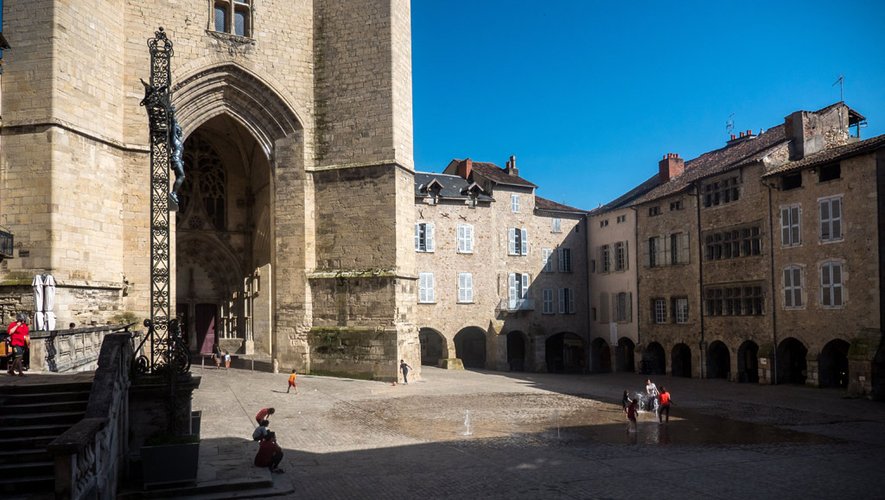 La série sera tournée dans le centre-ville de la Perle du Rouergue et notamment au pied de la collégiale Notre Dame.
