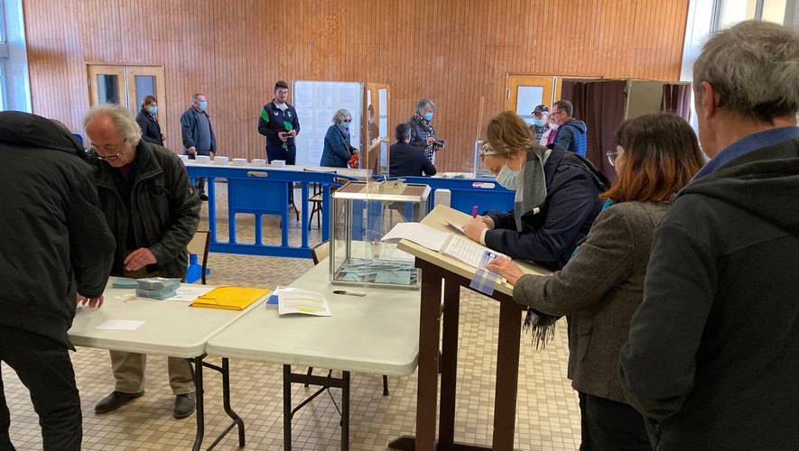 Ce matin au bureau de vote de Laissac où le flux de votants était comparable aux précédents scrutins.
