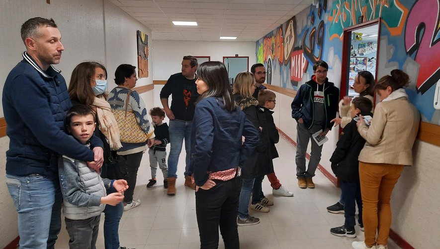 Jeunes et parents ont visité les différentes salles de classe. Photo DDM.