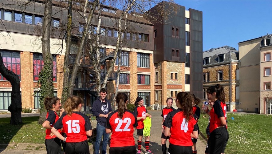 Responsable des espaces verts du prestigieux lycée privé Sainte-Geneviève à Versailles, Axel Quiquempois s’occupe également de l’équipe féminine de football.