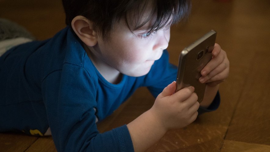 Les bambins resteraient en moyenne quatre heures par jour devant la télévision, un smartphone ou une tablette.