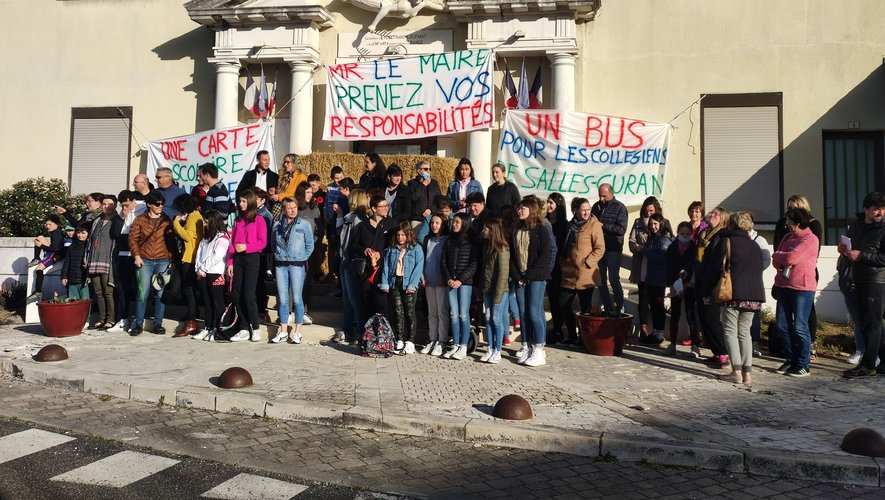 A Villefranche-de-Panat, la décision a été prise par la municipalité d'envoyer les enfants à Réquista, ce qui irrite au plus haut point les parents et manifestants.