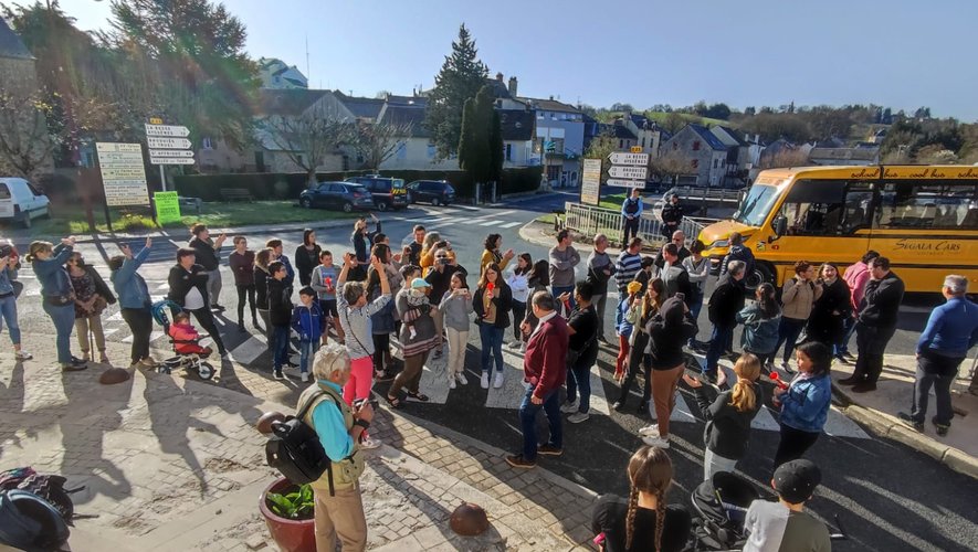 A Villefranche-de-Panat, la décision a été prise par la municipalité d'envoyer les enfants à Réquista, ce qui irrite au plus haut point les parents et manifestants.
