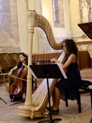 Alice Emery à la harpe et Sol Molina au violon seront accompagnés par Sébastian Ramirez.