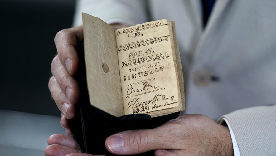 Un livre miniature de poèmes confectionné au 19e siècle par la romancière anglaise Charlotte Brontë quand elle avait 13 ans a été dévoilé jeudi à New York.