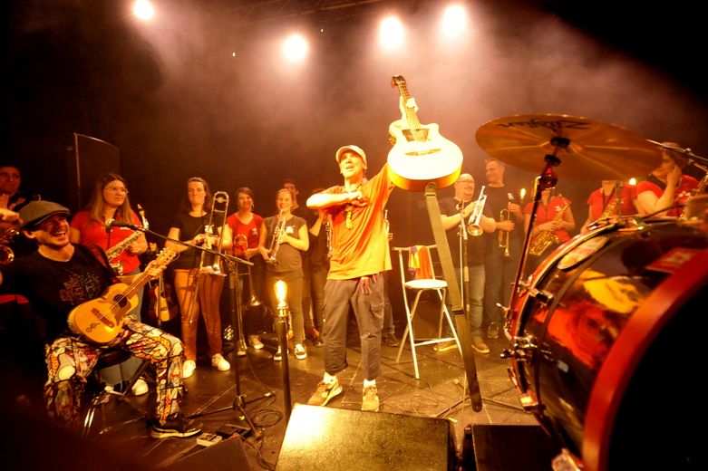 A la fin du concert, la Diane rouergate a rejoint Manu Chao sur la scène du Club.