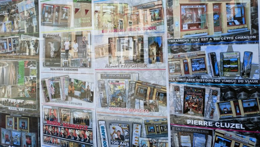 Des affiches mémorielles des conférences et expositions tout le mois d' avril sur la vitrine de la quincaillerie