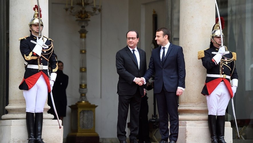 La cérémonie d'investiture sera certainement réduite au minimum, étant donné qu’il n’y aura pas de passation de pouvoir, comme ici, le 14 mai 2017 entre François Hollande et Emmanuel Macron.