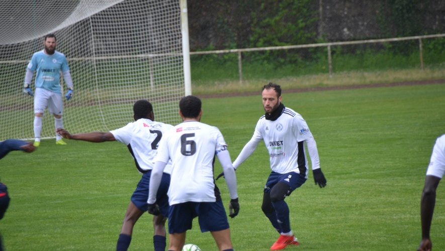 De face, Younes Amane, le très technique leader de défense et de dos, Faridi Aboubacari (n° 4) et Magid Ajoun (n° 6), le capitaine, en barrage devant les cages de Michel Pacquet.