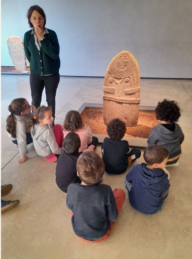 Les enfants ont découvert  les statues menhirs.