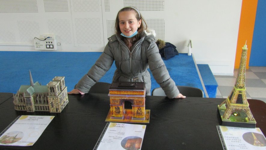 Sybille expose  ses maquettes.