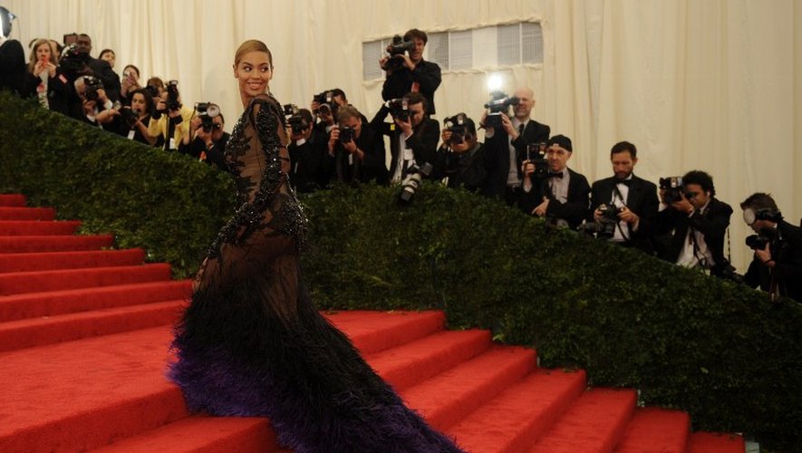 En 2012, Beyoncé fait sensation dans une robe tout en transparence, broderies, et plumes bicolores, signée Givenchy Haute Couture. New York, le 7 mai 2012.