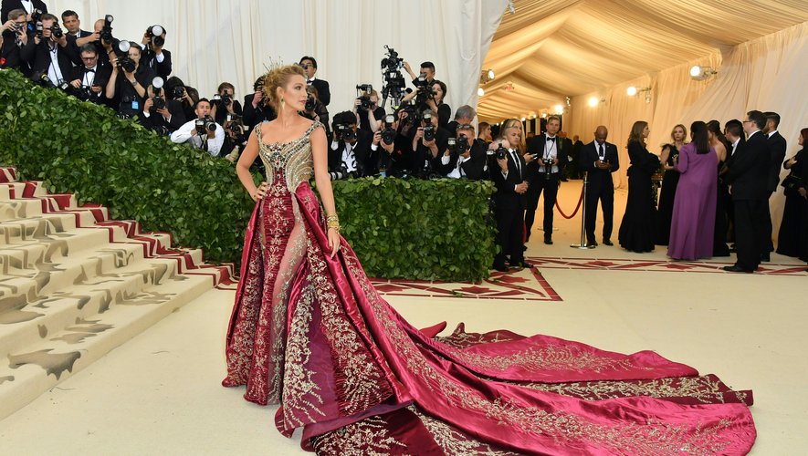 Si Blake Lively a toujours fait des arrivées très remarquées (et commentées) au Met Gala, elle s'est démarquée en 2018 dans cette imposante robe rouge et doré, ornée de fines broderies, signée Atelier Versace. New York, le 7 mai 2018.