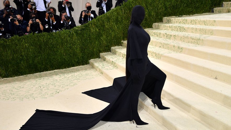 Bien que moquée, Kim Kardashian a fait parler lors du Met Gala 2021 dans cette tenue camouflage totalement improbable : une combinaison intégrale, cagoule comprise, signée Balenciaga. New York, le 13 septembre 2021.