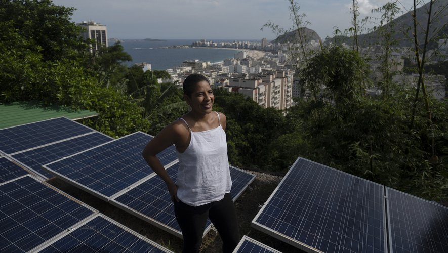 Au total, la favela compte 104 panneaux photovoltaïques, avec quatre installations, l'une d'entre elles sur le toit de l'auberge de jeunesse de la colombienne Bibiana Angel Gonzalez.