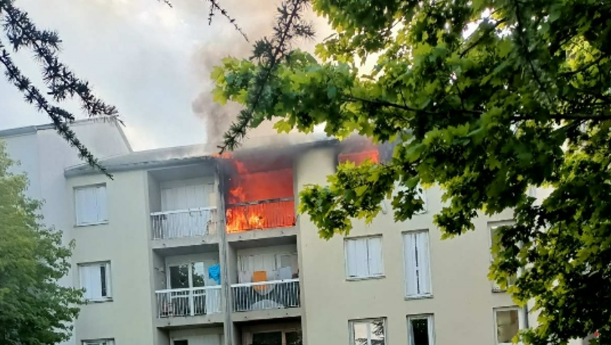 Le feu a pris au dernier étage, et s'est propagé au balcon du premier étage.