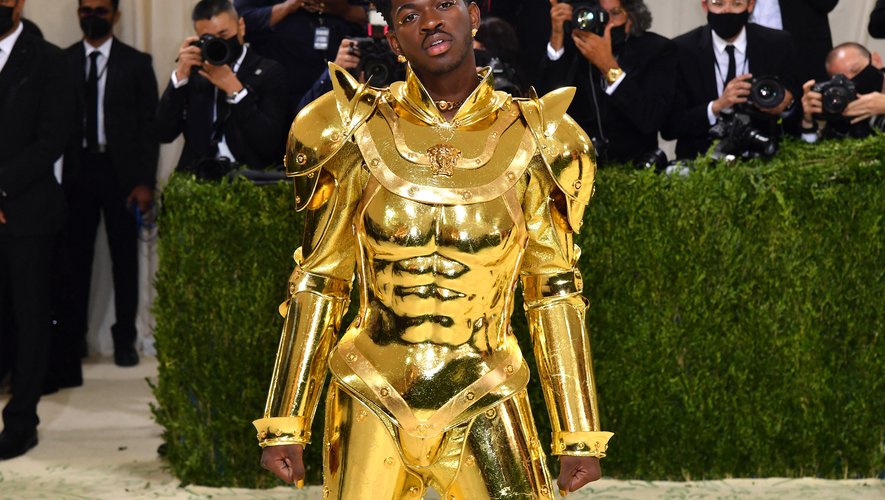 Lil Nas X s'est distingué en 2021 avec non pas une mais trois tenues extravagantes signées Versace. Le rappeur est d'abord arrivé avec une cape imposante, avant de dévoiler une armure dorée, puis une combinaison brillant de mille feux.