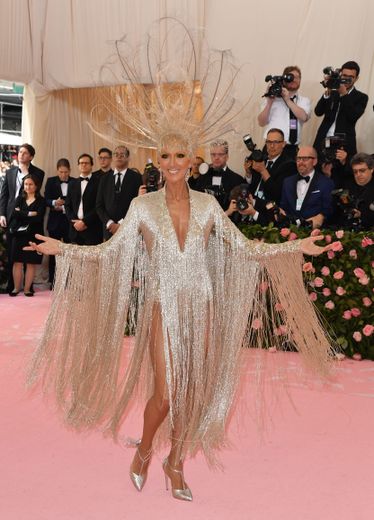 Céline Dion a surpris en 2019 en s'illustrant dans une robe à franges signée Oscar de la Renta. Une tenue qu'elle a accessoirisée d'une coiffe des plus spectaculaires.