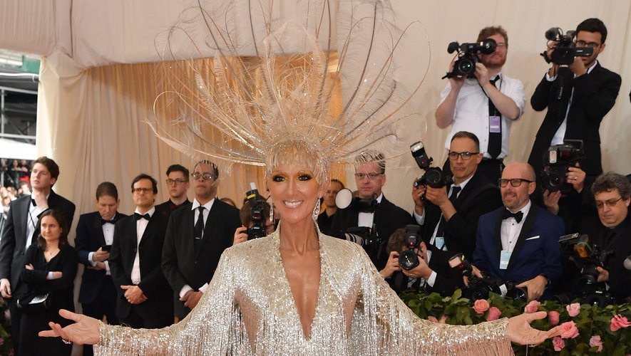 Céline Dion a surpris en 2019 en s'illustrant dans une robe à franges signée Oscar de la Renta. Une tenue qu'elle a accessoirisée d'une coiffe des plus spectaculaires.