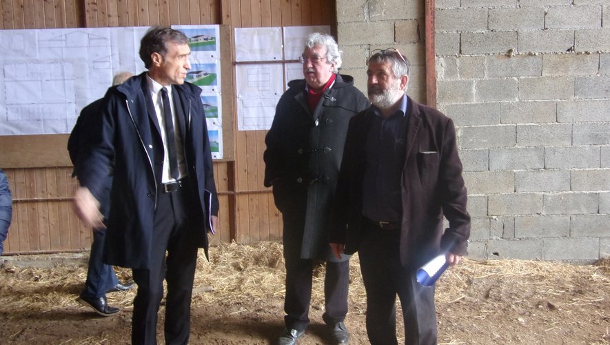 Arnaud Viala en compagnie du maire et du président de la communauté .