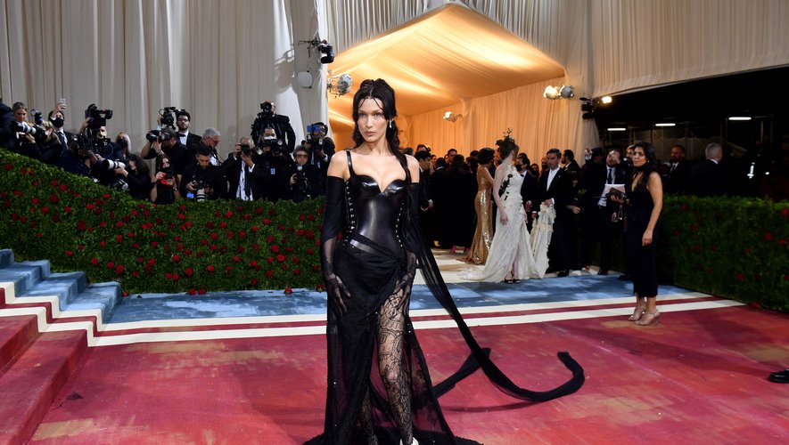 Bella Hadid compte parmi les (nombreuses) personnalités à avoir foulé le tapis rouge du Met Gala en corset, participant à doper les recherches pour cette pièce mode devenue incontournable.