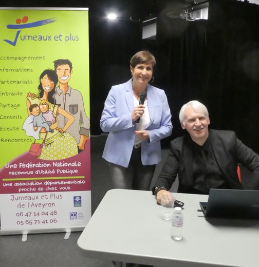 Isabelle Sudre, présidente de Jumeaux et Plus 12 et Fabrice Bak, psychologue cognitiviste, membre du Comité scientifique de la Fédération  Jumeaux et Plus.