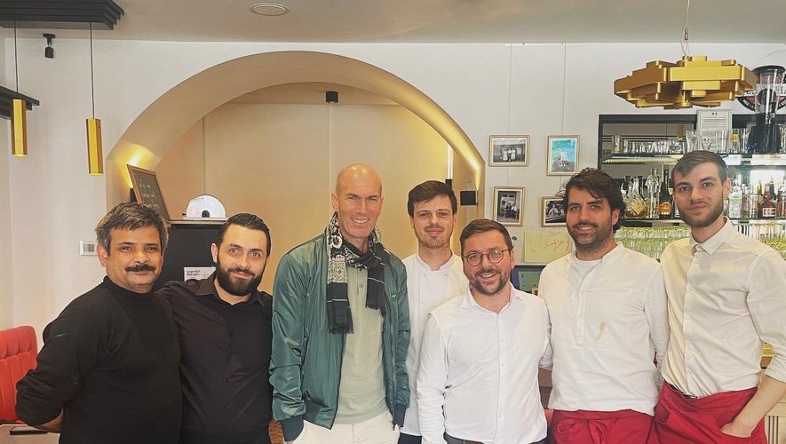 Zidane avec toute l'équipe du Grand café.