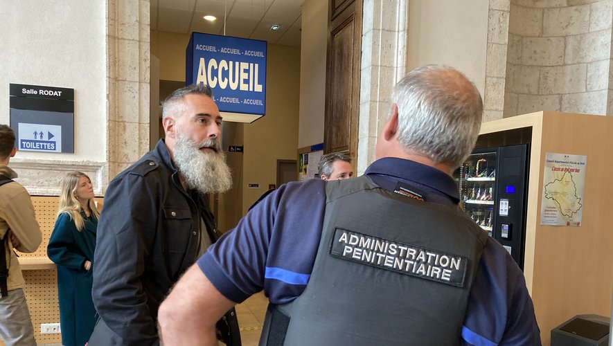 Des surveillants pénitentiaires sont venus soutenir leur collègue au tribunal judiciaire de Rodez.