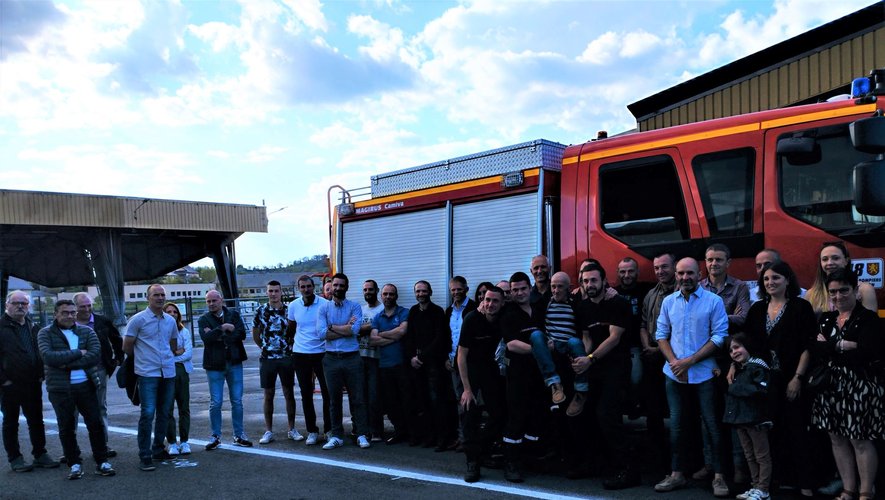 Daniel Terral, au centre, porté par ses collègues et entouré de sa famille et de la grande famille des sapeurs-pompiers du Laissagais.