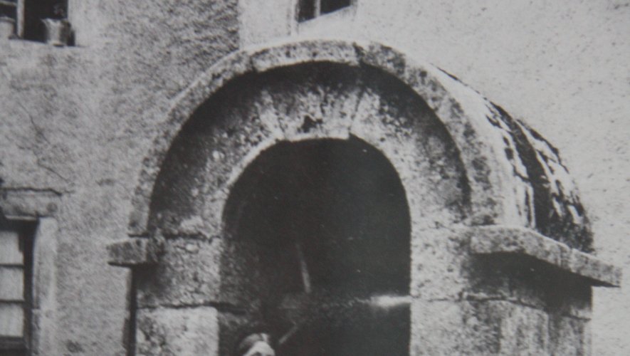 L'ancien puits de la place démoli en 1924