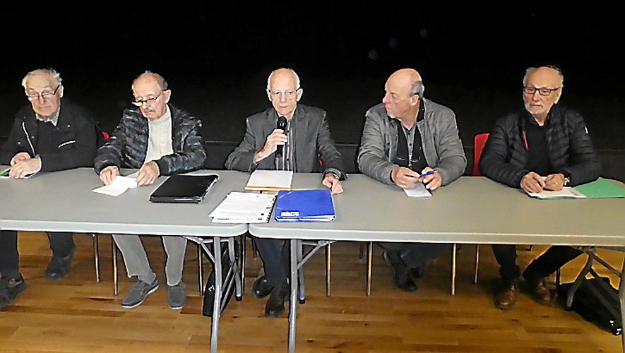 Le président local de la Fnaca Jean-Paul Espinasse entouré de Christian Delheure et des membres du bureau.