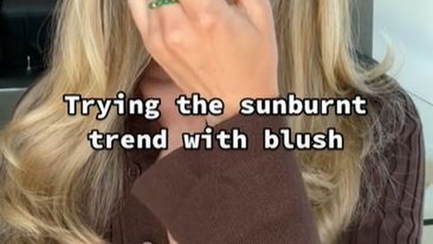 Le 'W blush' est la méthode utilisée par les TikTokeurs pour reproduire un teint effet 'coup de soleil'.