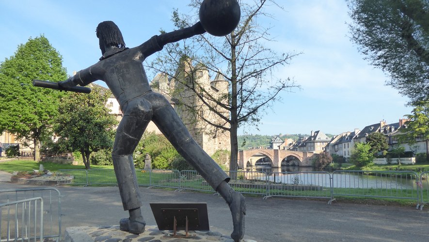 Érigée au Foirail, la statue du joueur de quilles, près du Vieux Palais et du Pont Vieux.