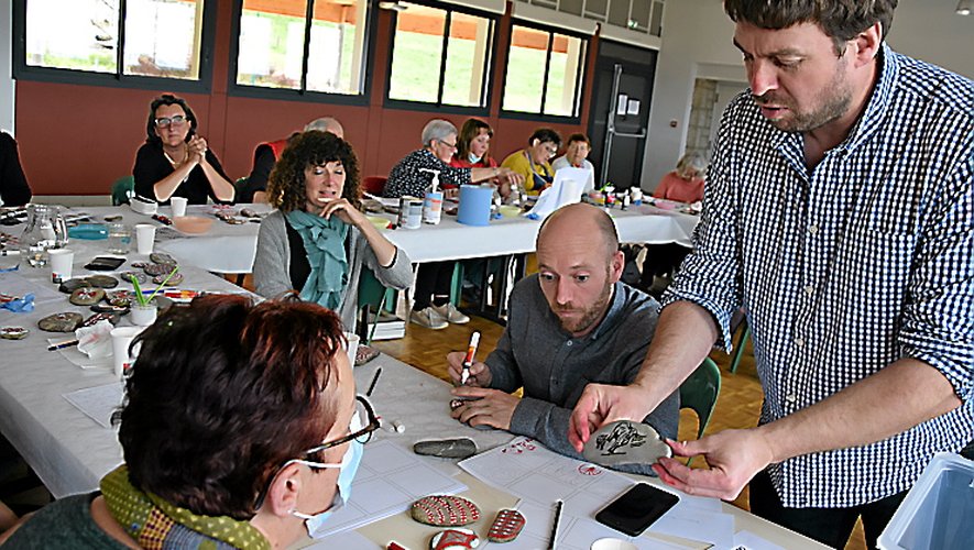 Atelier de fabrication à Golinhac avec le graphiste Benoît Blein pour donner naissance à des pierres avec l’espoir d’essaimer de main en main pour un bout de chemin.
