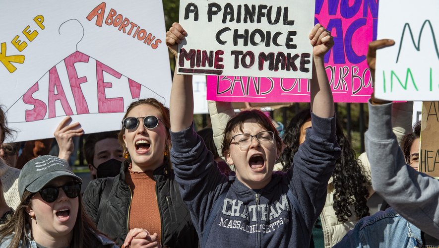 Des centaines de manifestants ont défilé, à Boston, dimanche, pour soutenir le droit à l'avortement le jour de la fête des mères.