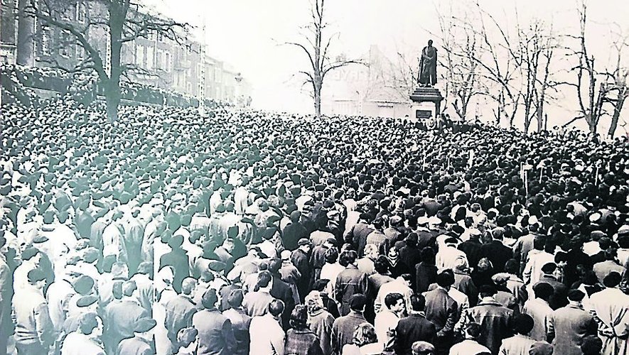 Archives : la foule sur la place Decazes lors d’un rassemblement.