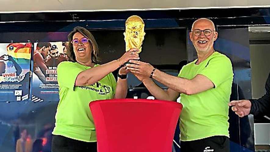 Les coprésidents de LPFC, Myriam Alauzet et Thierry Olier soulevant la réplique du trophée de la Coupe du monde sur le car podium.