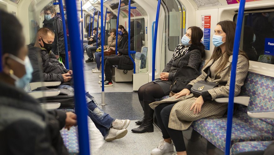 Le masque ne sera bientôt plus obligatoire dans les transports, d'après le ministre de la Santé.