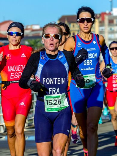 Erna Fontein a terminé la quatrième place du championnat du monde de duathlon et de triathlon 2021 à Avilés (Espagne) dans la catégorie  master 2.