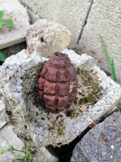 Un homme a trouvé cette grenade rouillée dans son jardin à Viviez.